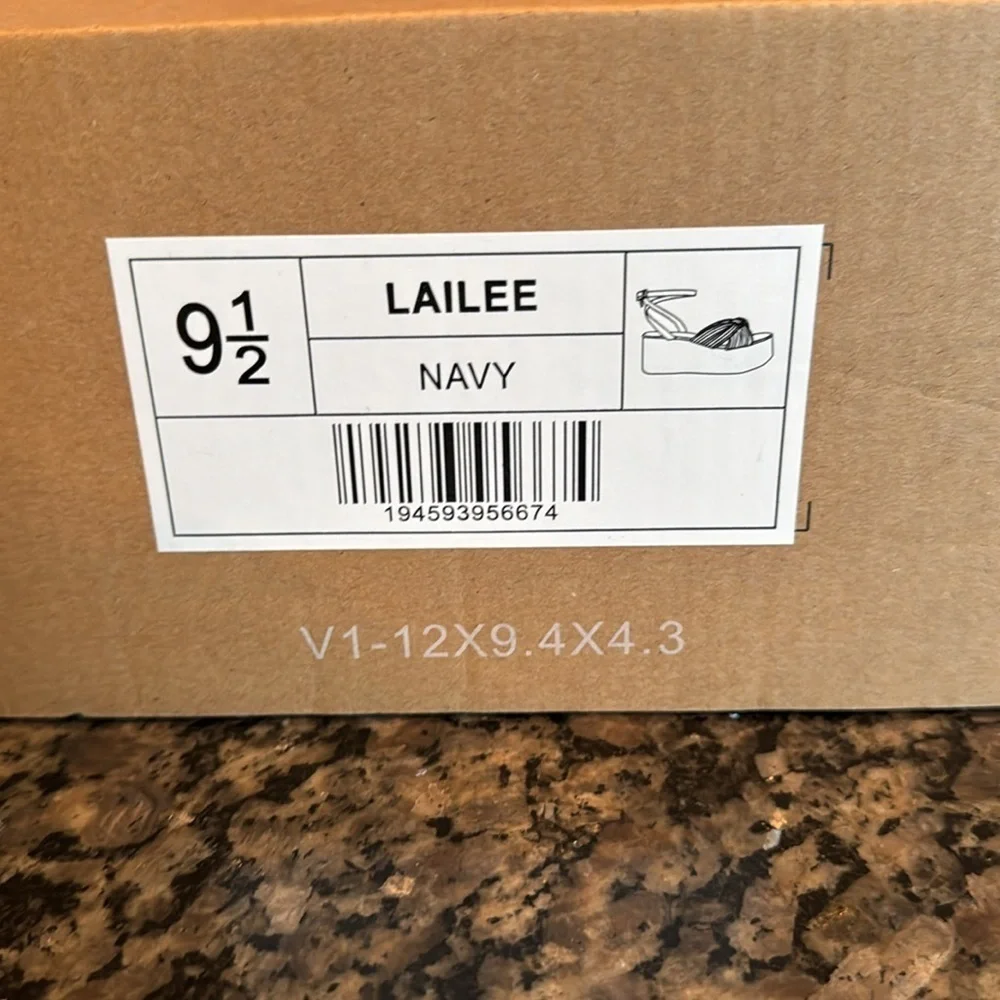 Journee collection Lailee navy Platform sandal NIB 8.5